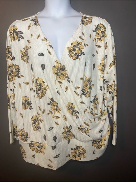 Maurices Tops - Maurices Cream Long-Sleeve Wrap Top with Floral Print NWT Sz 1 1x